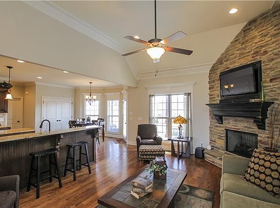 5th image of 407 Acacia Grove Ln
