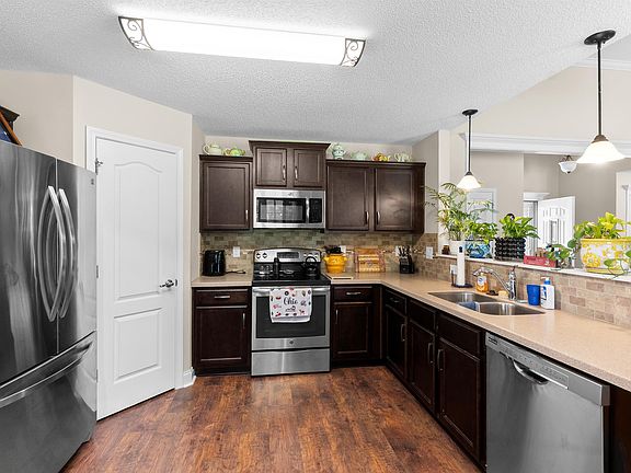5th image of 406 Stonebrook Cir