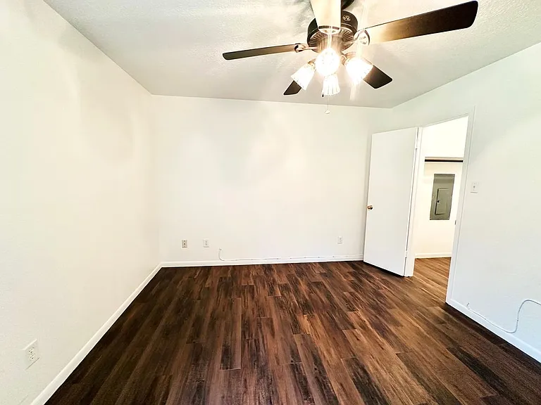 1470 FM 2712 — Photo 18
