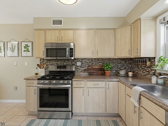 4th image of 81 Hudson Ave