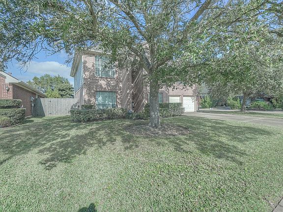 3rd image of 802 N Hampton Dr