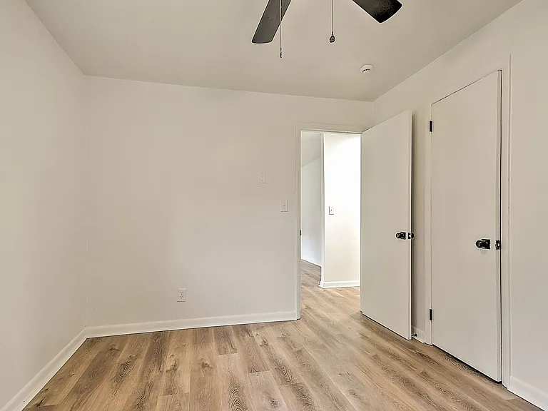 718 W G St — Photo 7