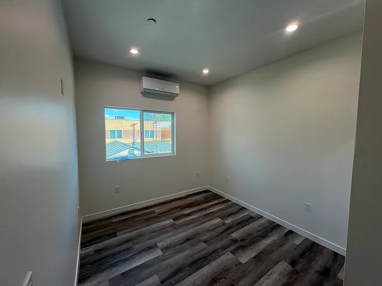11616 Hamlin St — Photo 32