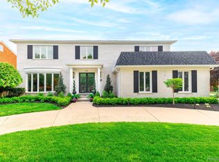 655 Canterbury Rd, Grosse Pointe Woods, MI 48236