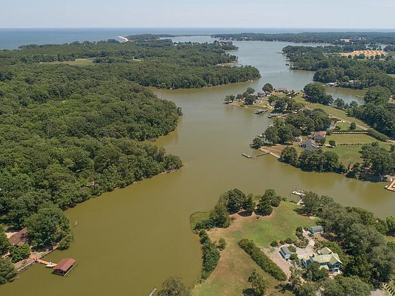 5th image of 91 Edgewater Dr