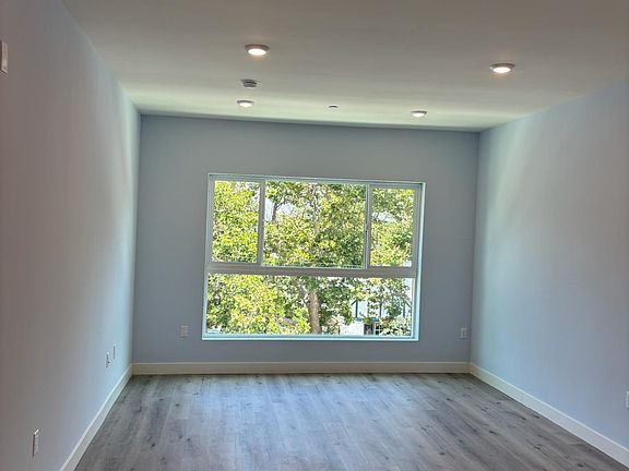 5th image of 10739 Kling St #302