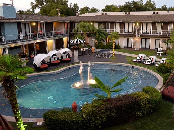 5727 Gaston - STARDUST courtyard overview