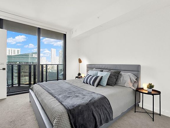 4th image of 45 SW 9th St APT 1609
