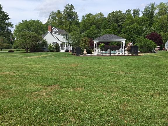 5th image of 303 Surrey Ln