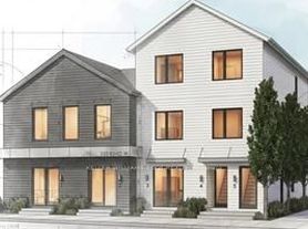 332 King St W