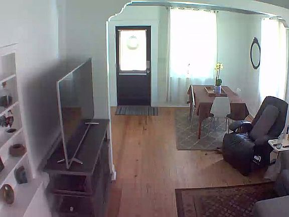 4th image of 910 E 15th Ave