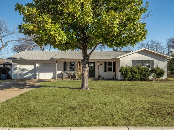 7505 Maple Dr, North Richland Hills, TX 76180