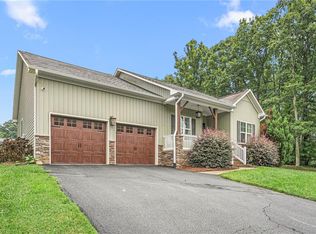 8423 Coachman Ln, Rural Hall, NC 27045