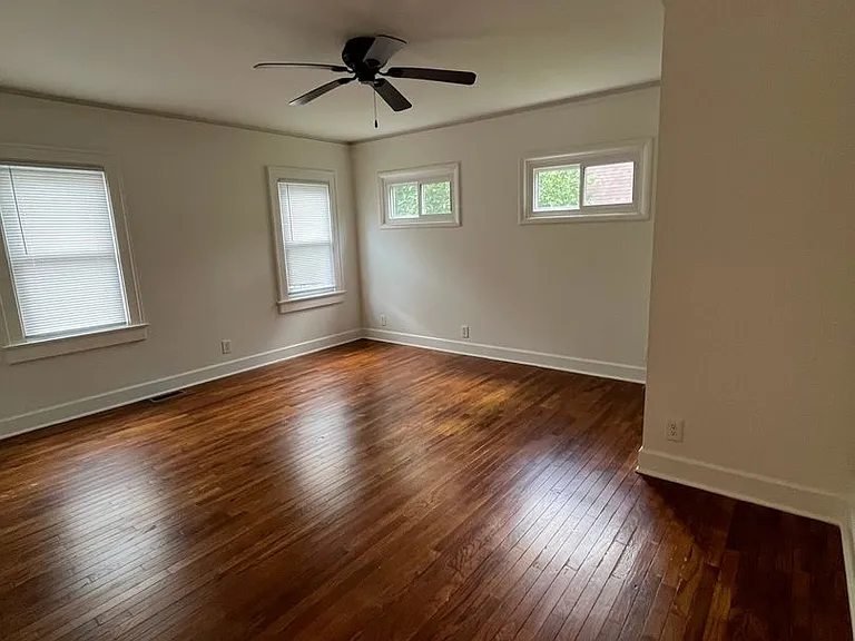 1005 E Wylie St — Photo 13