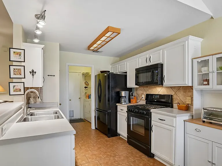 916 Moon Glow Dr — Photo 6