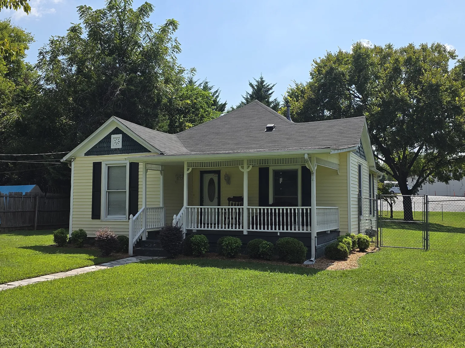 3 bed, 1.5 bath, 1047 sqft, $1,800 — Photo 2