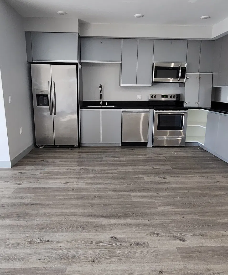 3 Beds, 2 Baths Van Nuys Apartment — Photo 1