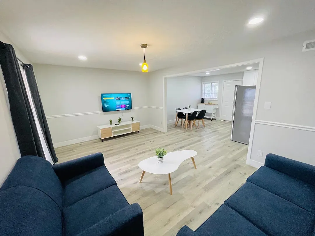 2 bed, 1050 sqft, $2,200 — Photo 2