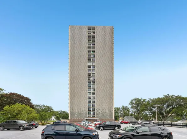 2525 S Shore DRIVE #3B, Milwaukee, WI 53207