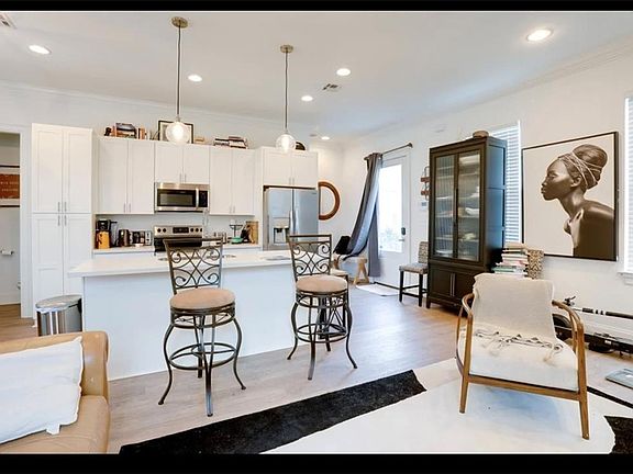 3rd image of 2105-07 Erato St