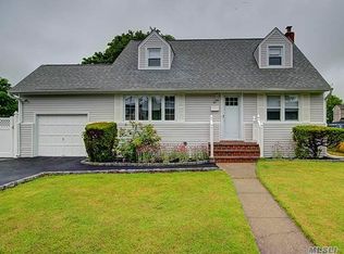 97 W Oak St, Farmingdale, NY 11735