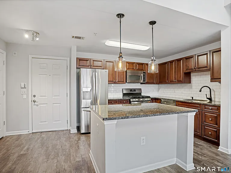 35 W Broad St #404 — Photo 3