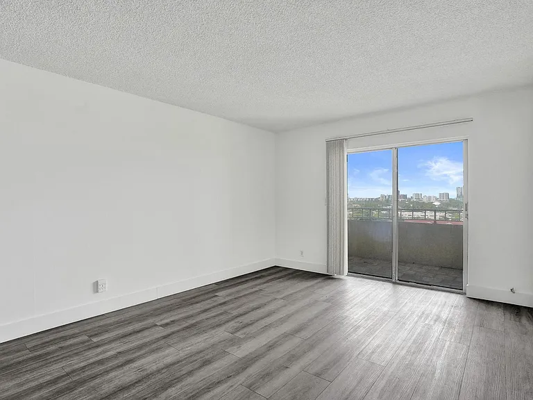 900 NE 18th Ave #1004 — Photo 12