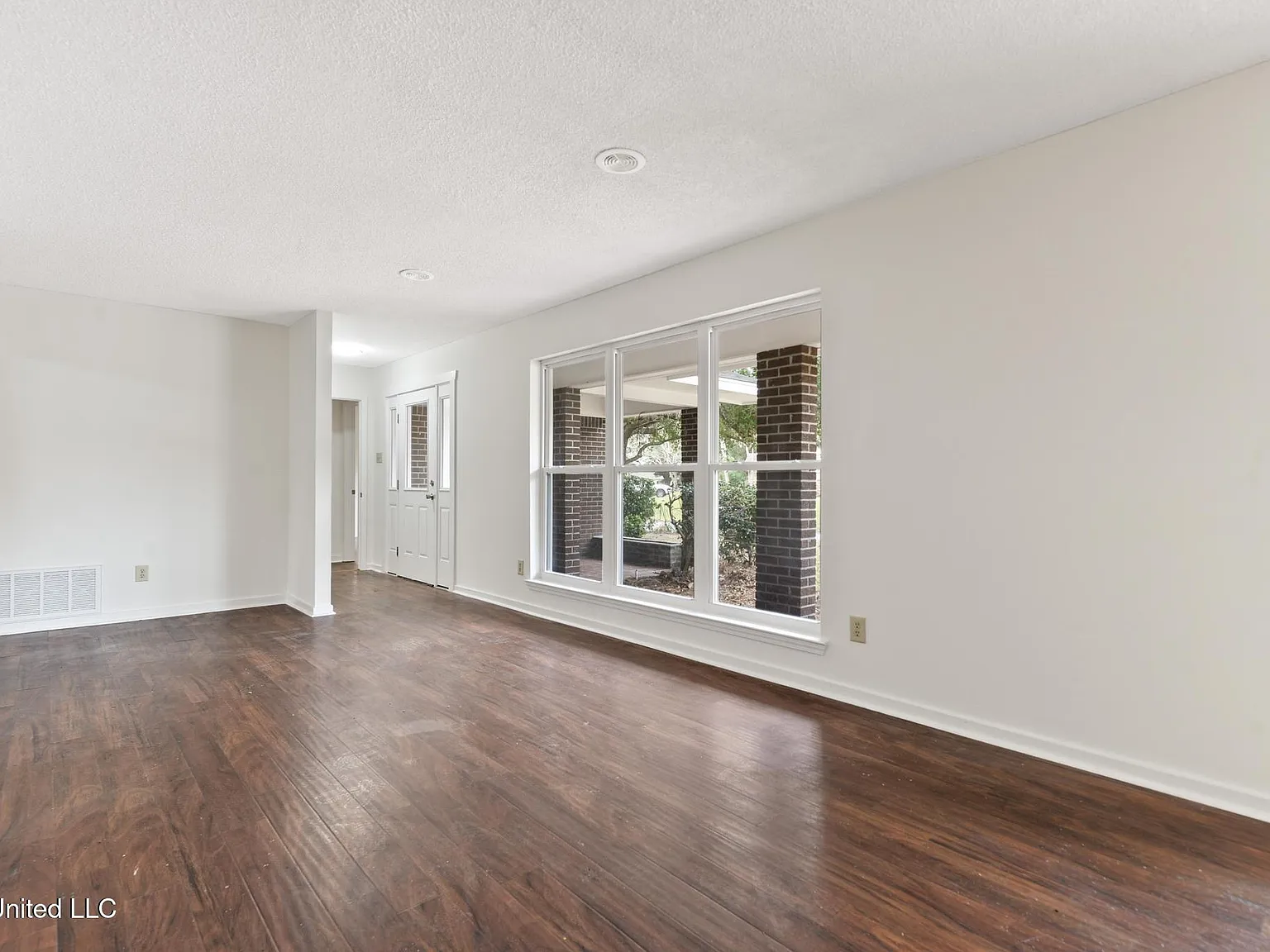 4 bed, 2.0 bath, 2348 sqft, $2,000 — Photo 3