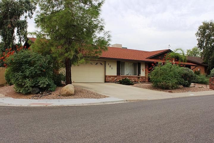 1st image of 121 E Helena Dr