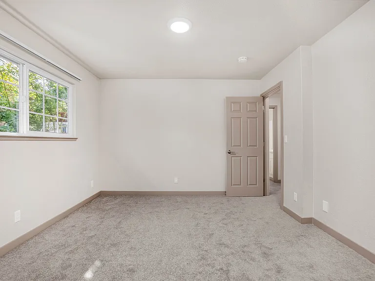 River Walk Apartments — Photo 18