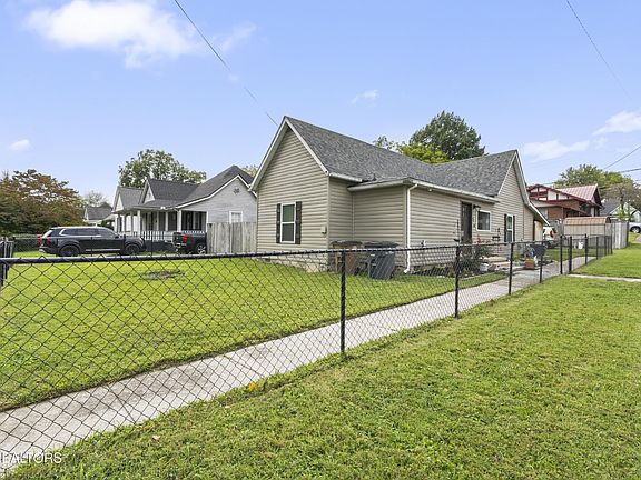 3rd image of 335 E Quincy Ave