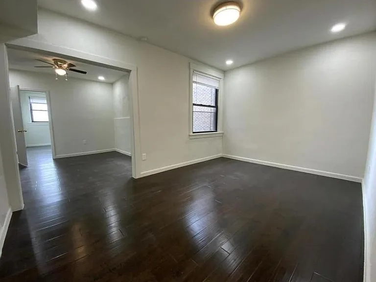 5673 Hobart St #10 — Photo 8
