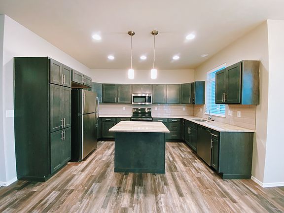 Kitchen w/granite counters, island, stainless appliances, undermount kitchen sink