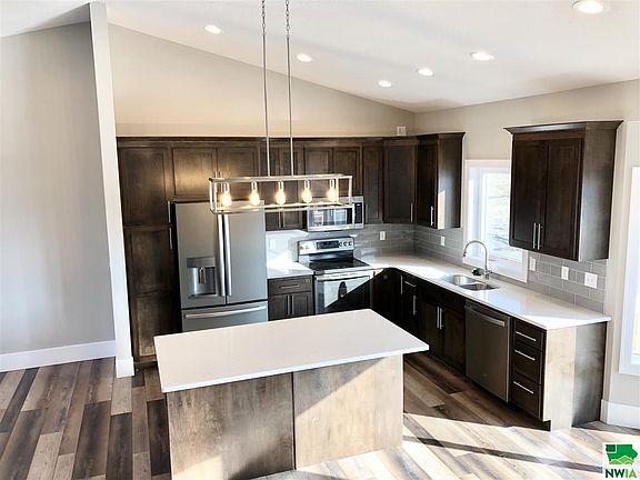 5th image of 190 N Canterbury Cir