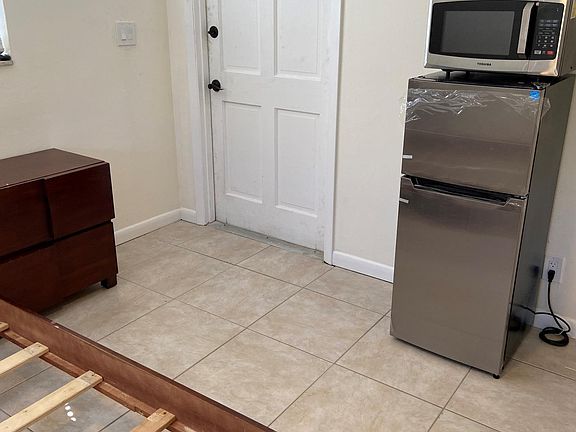 4th image of 3901 NE 5th Ave #C