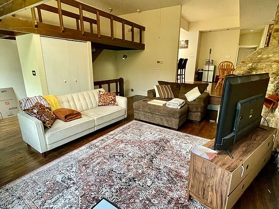 5th image of 2109 N Kenmore Ave APT 3F