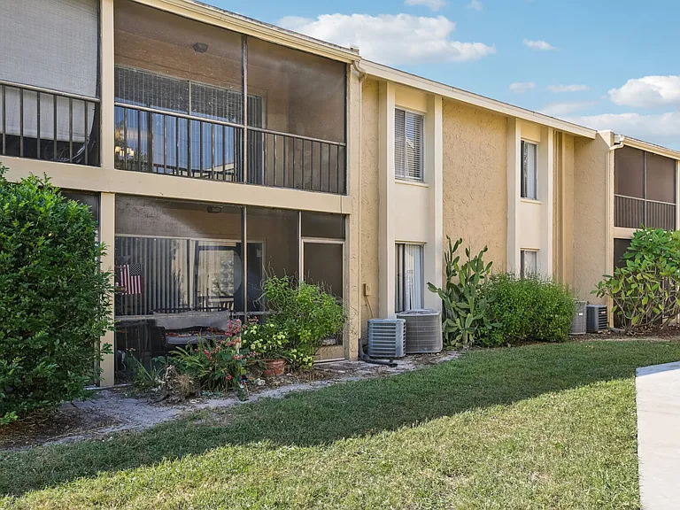 Silver Palms Apartments — Photo 27