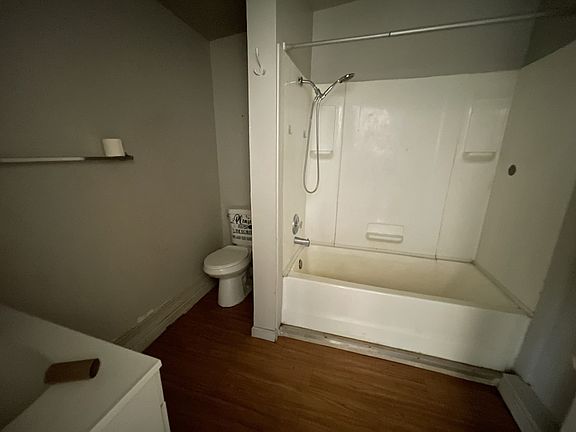 4th image of 3561 Parkway #B