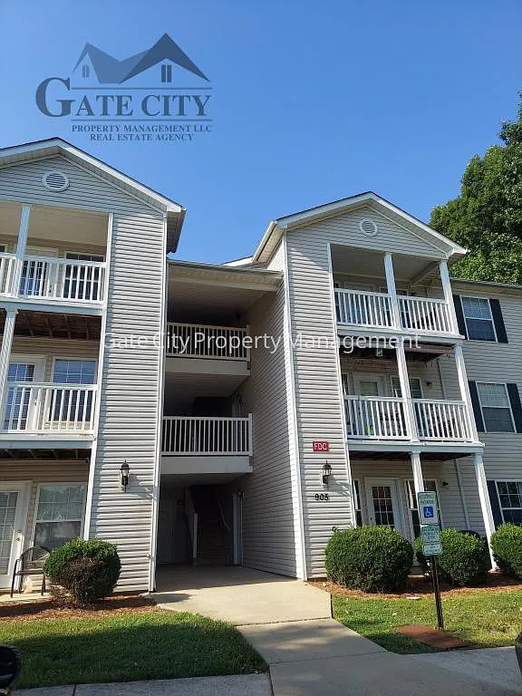 905 Hanahan Ct — Photo 1