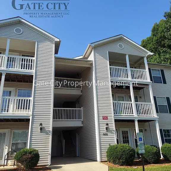 905 Hanahan Ct — Photo 1