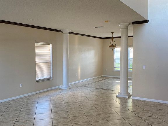 4th image of 402 Marlberry Leaf Ave