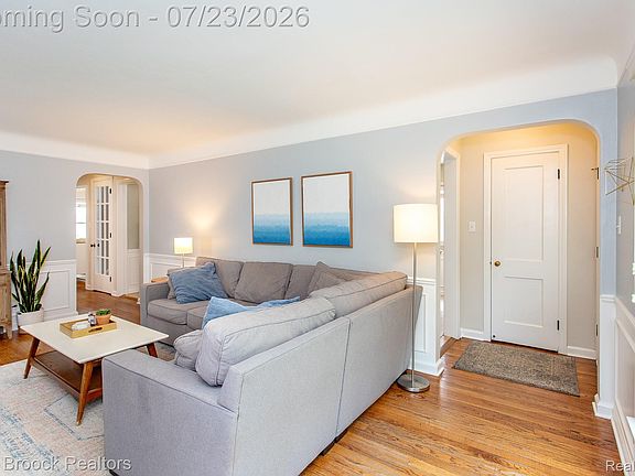 5th image of 10482 Hart Ave