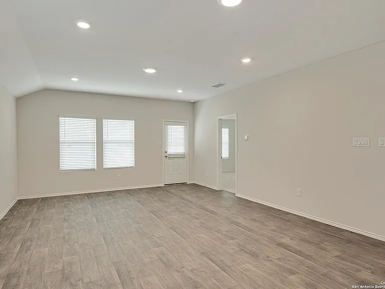 728 Armadillo Dr — Photo 9