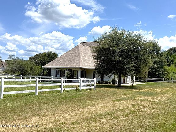 5th image of 1072 Country Club Rd