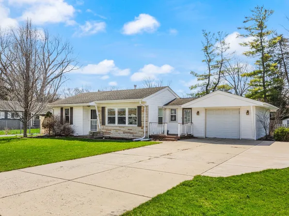 3803 Anne St, McHenry, IL 60050