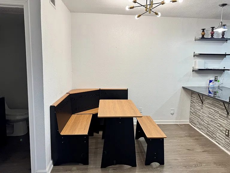 525 Towne House Ln — Photo 9