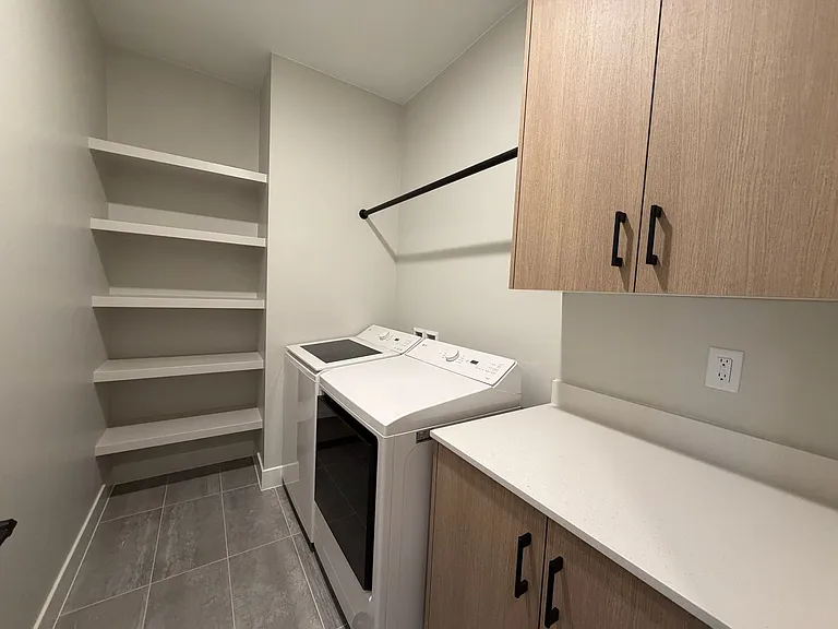 577 E Hemsworth Ln — Photo 38