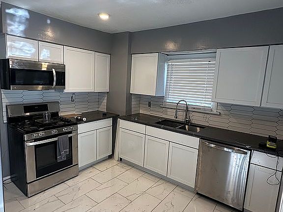 2nd image of 3410 Sylvanhurst Rd