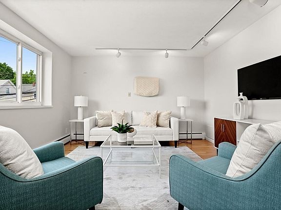 3rd image of 410 Langley Rd APT 5