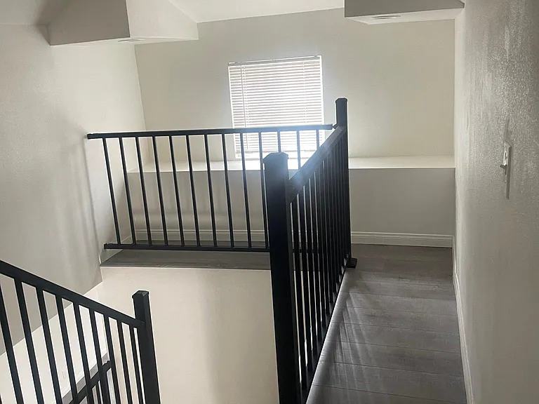 242 W East St — Photo 10